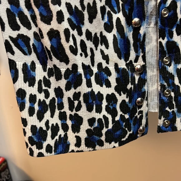 WHBM SZ Small cheetah print Black white and blue sweater - Picture 6 of 6